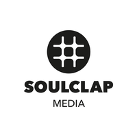Schwarzes Logo: Kreis mit stilisiertem Gitter oben, darunter groß „SOULCLAP“ und darunter „MEDIA“ auf weißem Hintergrund.